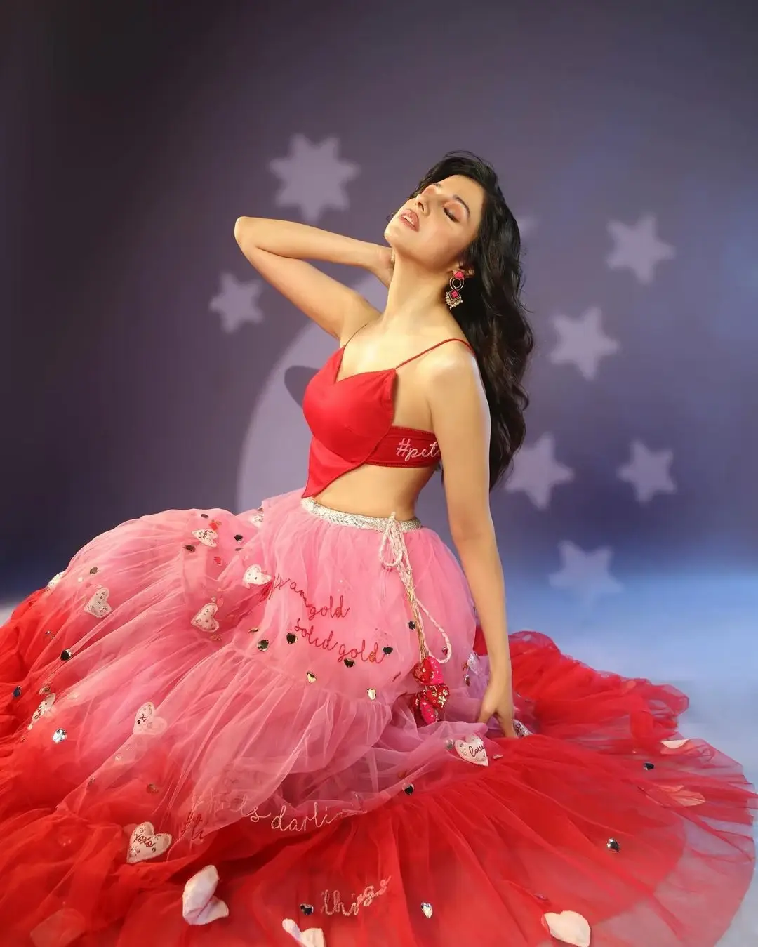 Beautiful Indian Actress Divya Khosla Kumar In Red Top